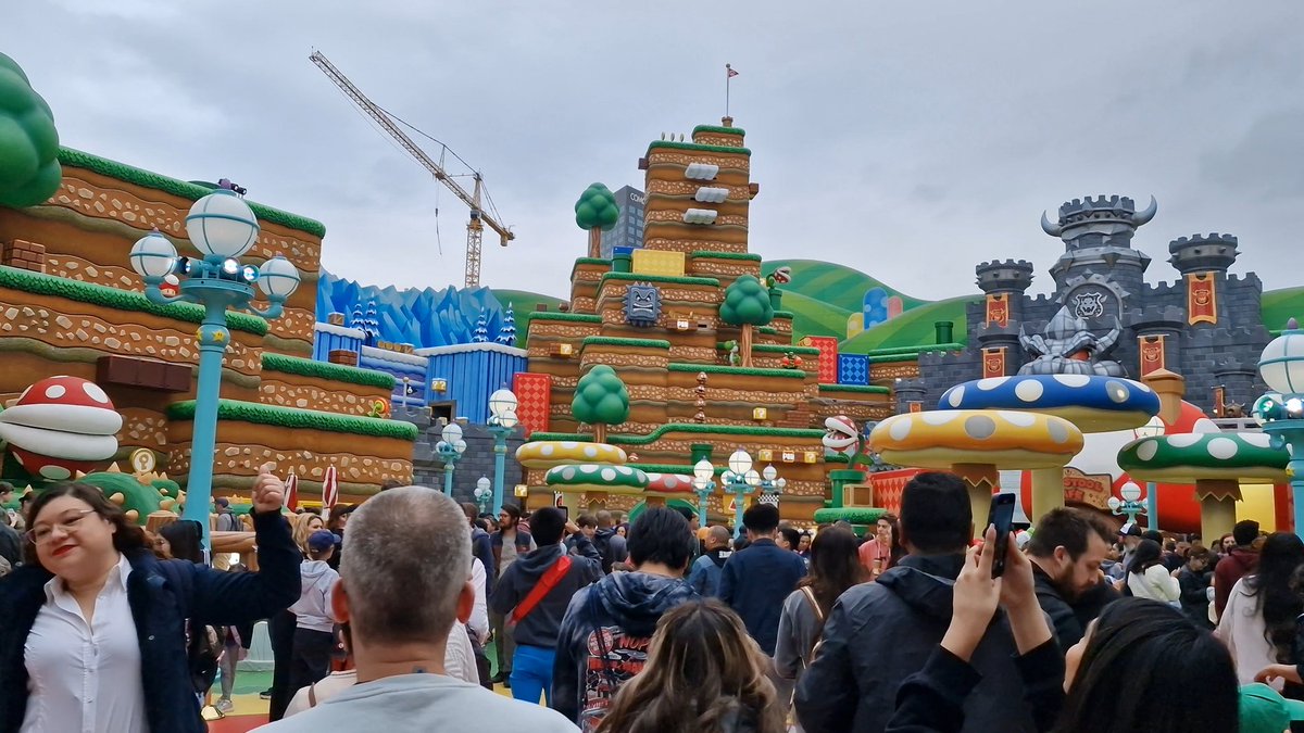 With more than 3 hours of wait, I have to say this was amazingly fun!!
#MarioKart #SUPERNINTENDOWORLD #mushroomKingdom #UniversalStudiosHollywood <a href="/UniStudios/">Universal Studios Hollywood</a>