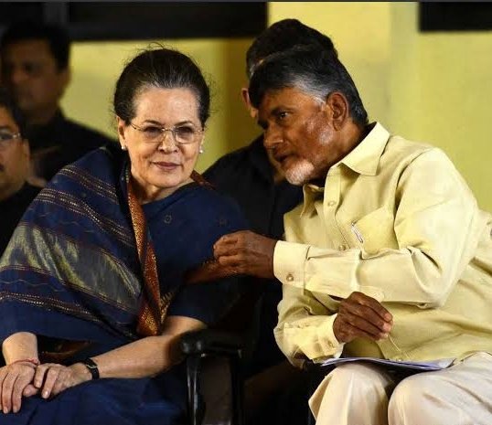 shiva_kkr's tweet photo. 2019లో అదే ఇందిరా కాంగ్రెసు కాళ్ళ దగ్గర ఆత్మగౌరవాన్ని తాకట్టు పెట్టిన ఘనాపాటి బాబోరు కాదా. మరలా ఏ మొకంతో ఆత్మగౌరవం అని చెప్పుకుంటున్నారు
#ShamelessTDP https://t.co/F2Tn62tUv3