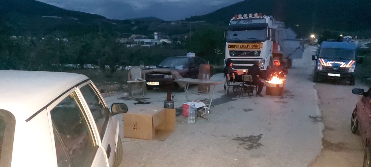 Günaydın
Deştin Köylülerinin fabrika yolunu kapatarak dün başladıkları eylem devam ediyor.
Deştin Köylüleri, tüm Muğlalıları, emek ve demokrasi güçlerini, yaşam savunucularını destek ve dayanışmaya çağırıyor.
Birlikte, direne direne kazanacağız.
#ÇimentocuŞirketMuğlayıTerket