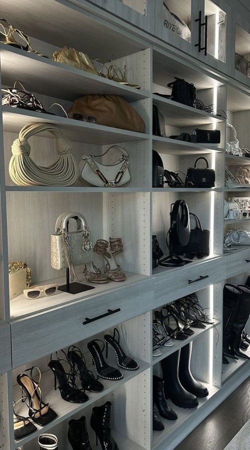 ludasneck's tweet photo. Closet inspo https://t.co/8375v0jC4L