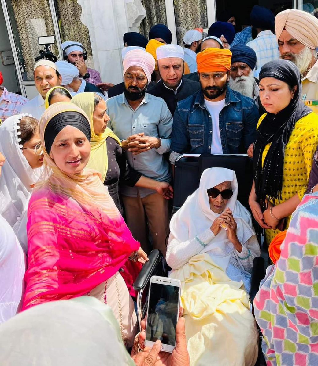 MSinghzira's tweet photo. ਮਨਦੀਪ ਕੌਰ ਖਾਲਸਾ ਦੀ ਕੰਧ ਤੋ 
ਛੋਟੇ ਸਾਹਿਬਜ਼ਾਦਿਆਂ ਲਈ ਹਾਅ ਦਾ ਨਾਅਰਾ ਮਾਰਨ ਵਾਲੇ ਮਲੇਰਕੋਟਲਾ ਨਵਾਬ ਦੀ ਅੱਠਵੀਂ ਤੇ ਆਖ਼ਰੀ ਪੀੜੀ ਬੇਗਮ ਮੁਨਵਰ-ਉਲ-ਨਿਸਾ (ਉਮਰ 102 ਸਾਲ) ਦਾ ਗੁ. ਸ੍ਰੀ ਫਤਿਹਗੜ੍ਹ ਸਾਹਿਬ ਵਿਖੇ ਵਿਸ਼ੇਸ਼ ਸਮਾਗਮ ਦੌਰਾਨ ਸਨਮਾਨ ਕੀਤਾ ਗਿਆ। ਸ਼ਾਇਦ ਇਹ ਗੱਲ ਬਹੁਤ ਘੱਟ ਲੋਕਾਂ ਨੂੰ ਪਤਾ ਹੈ ਕਿ ਨਵਾਬ ਮਲੇਰਕੋਟਲਾ ਨੇ ਕੇਵਲ ਭਰੀ https://t.co/hY71pTbPrv
