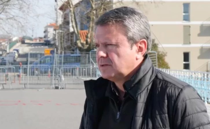 MediabaskInfo's tweet photo. [VIDEO] Les maires d’#Hendaye et d’#Irun s’expriment au milieu d’un pont fermé #bideak @KotteEcenarro @jasantano 
https://t.co/EJ2oYEvJHX https://t.co/t4VHQDHpJR