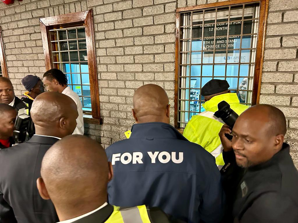 ricardomackenzi's tweet photo. Rail is the backbone of our mobility ecosystem! Getting @MetrorailWC running is critical in building our economy!
Todays journey is about #rebuildingrail and we must celebrate the Nyanga to Langa train service line 🇿🇦
#improvingmobility https://t.co/ANjN0TvOUu