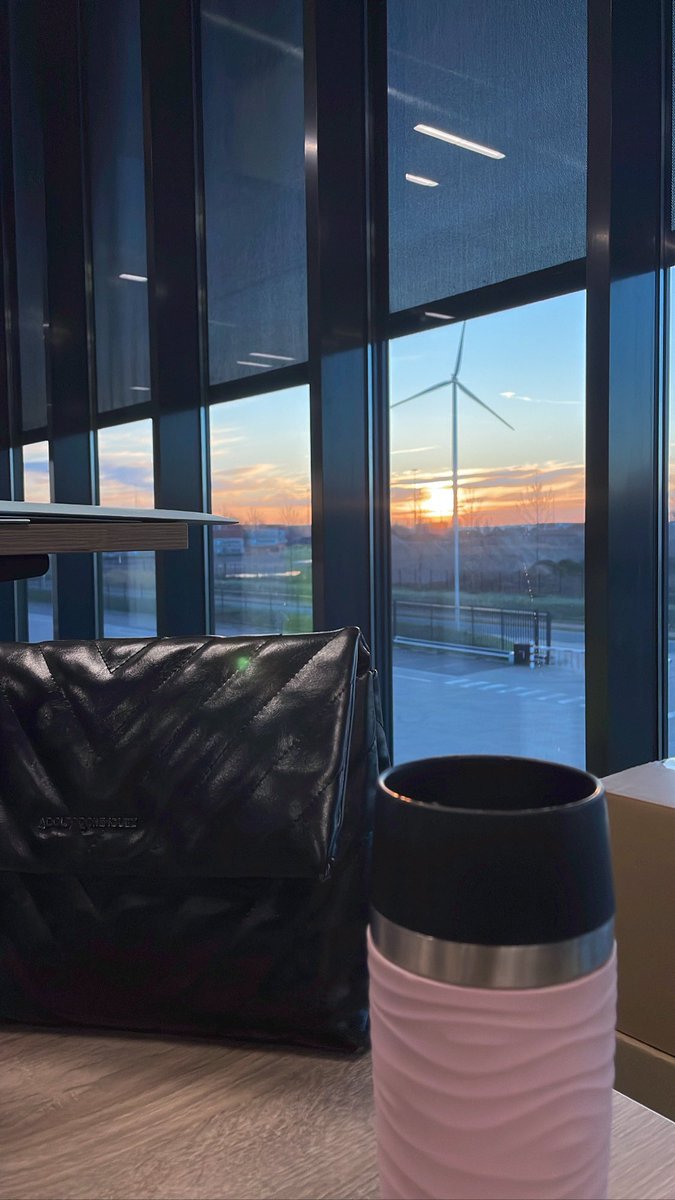 ellegancia_'s tweet photo. Good morning!! From my workplace I have these beautiful views. ๐ฉโ๐ป
Buenos dรญas #CoffeeLover โ๏ธ Mirar que vistas!! #sunrise #techygirl https://t.co/xGu9bgk69Z