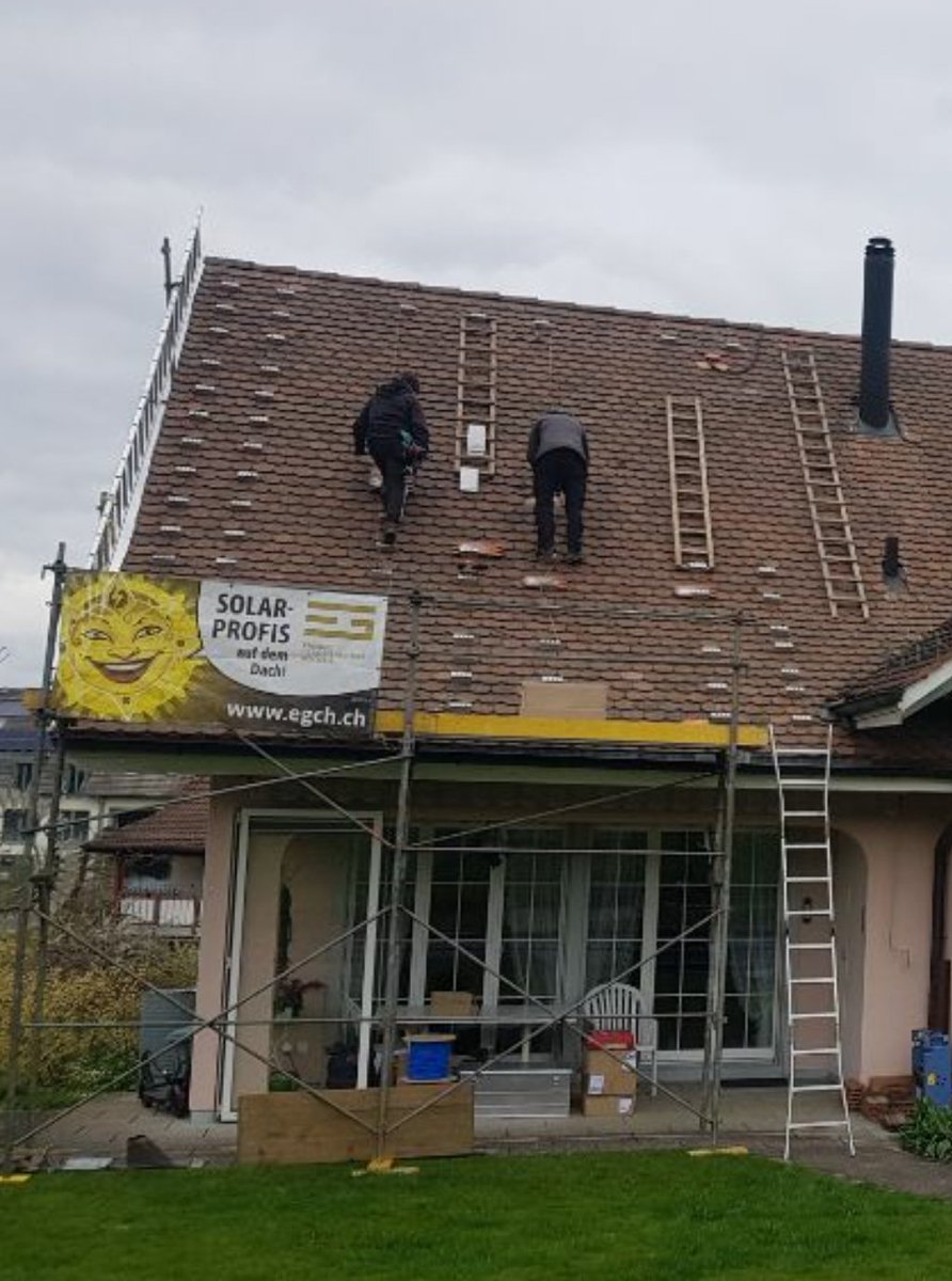 helionauten's tweet photo. #EGch Montage-Crew (Standort #Zürich) grüsst aus #Winterthur: Unsere #Solarprofis arbeiten hier auf einem Biberschwanz Ziegeldach. Vorbereitungen zur Montage der Unterkonstruktion für eine neue #Solaranlage sind im vollem Gange. https://t.co/dWMZETKhvs