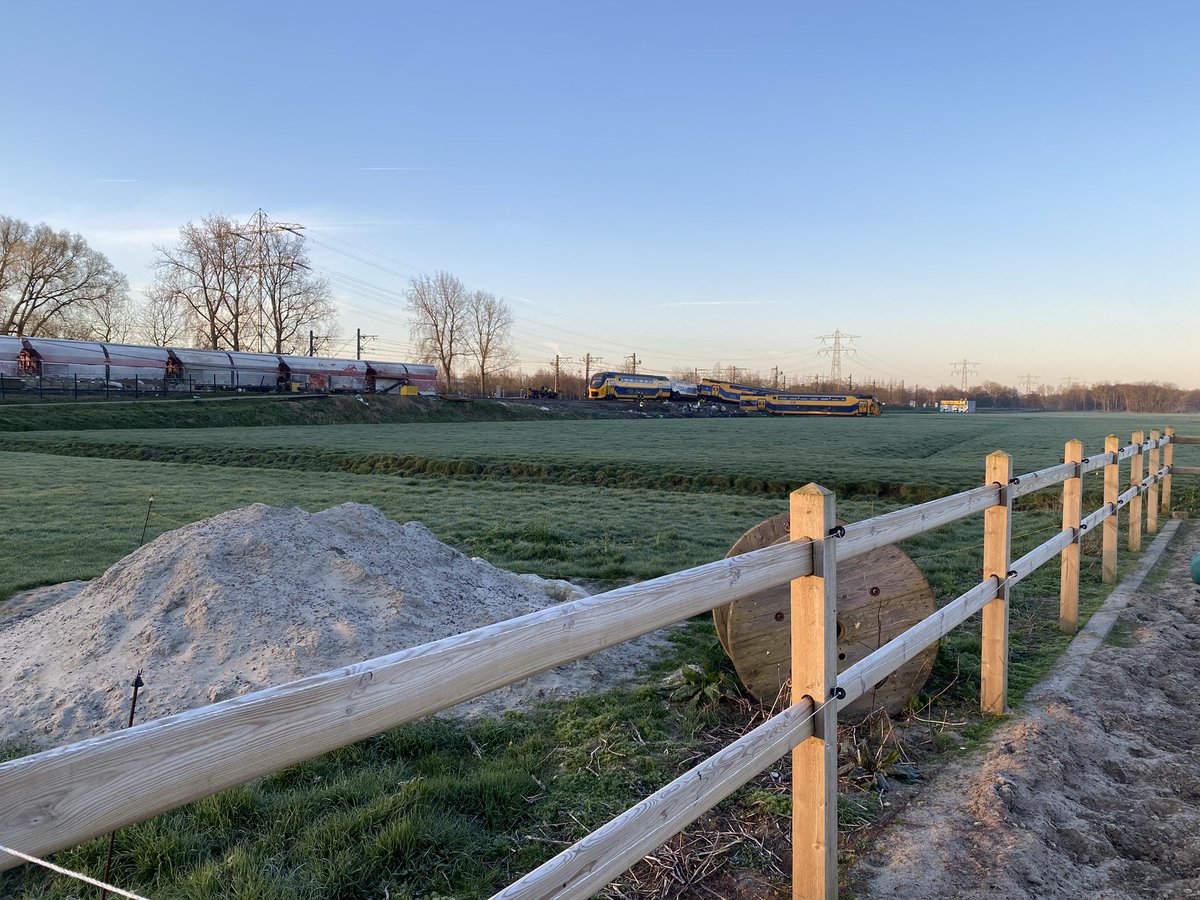 Lieuwevs's tweet photo. Enorme ravage na treinbotsing bij Voorschoten. Volg de laatste ontwikkelingen op radio West en online LIVE: Treinongeluk bij Voorschoten https://t.co/jTKBAdvsTY #omroepwest https://t.co/I3duhGoSai