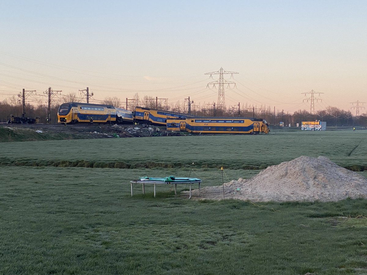 Enorme ravage na treinbotsing bij Voorschoten. Volg de laatste ontwikkelingen op radio West en online LIVE: Treinongeluk bij Voorschoten omroepwest.nl/nieuws/4704719… #omroepwest