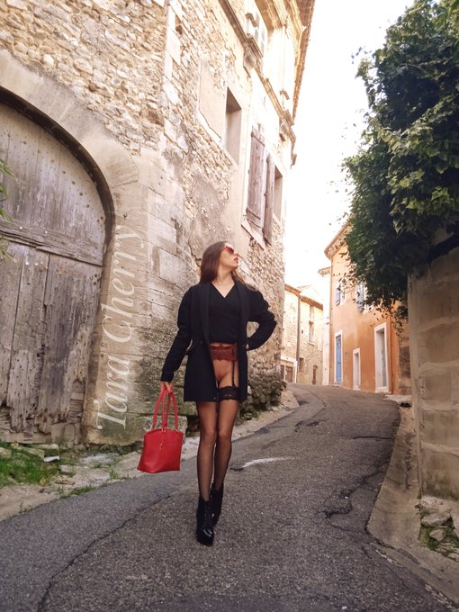 Est-ce que vous aimeriez me croiser dans une ruelle d'un petit village?  https://t.co/6ldBWRDxJz #riskypublic<a href="/tag/brunette"class="tags"><span>#brunette</span></a><a href="/tag/sexy"class="tags"><span>#sexy</span></a><a href="/tag/hot"class="tags"><span>#hot</span></a><a href="/tag/nude"class="tags"><span>#nude</span></a><a href="/tag/outdoor"class="tags"><span>#outdoor</span></a><a href="/tag/flashing"class="tags"><span>#flashing</span></a>