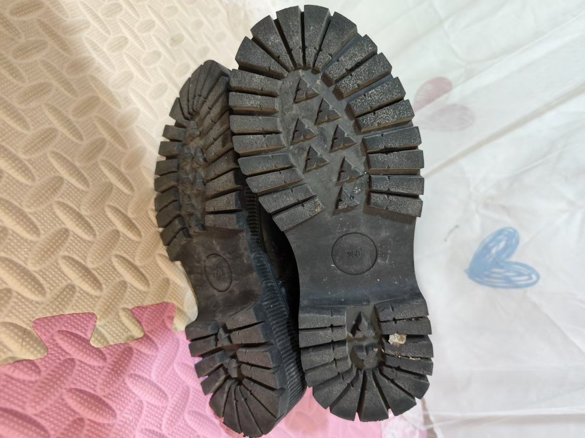 冬天结束，1号小姐姐的臭鞋臭袜也可以退役了，闷臭靴和酸臭裤袜开抢了
#原味袜子 #原味 #臭鞋 #恋足