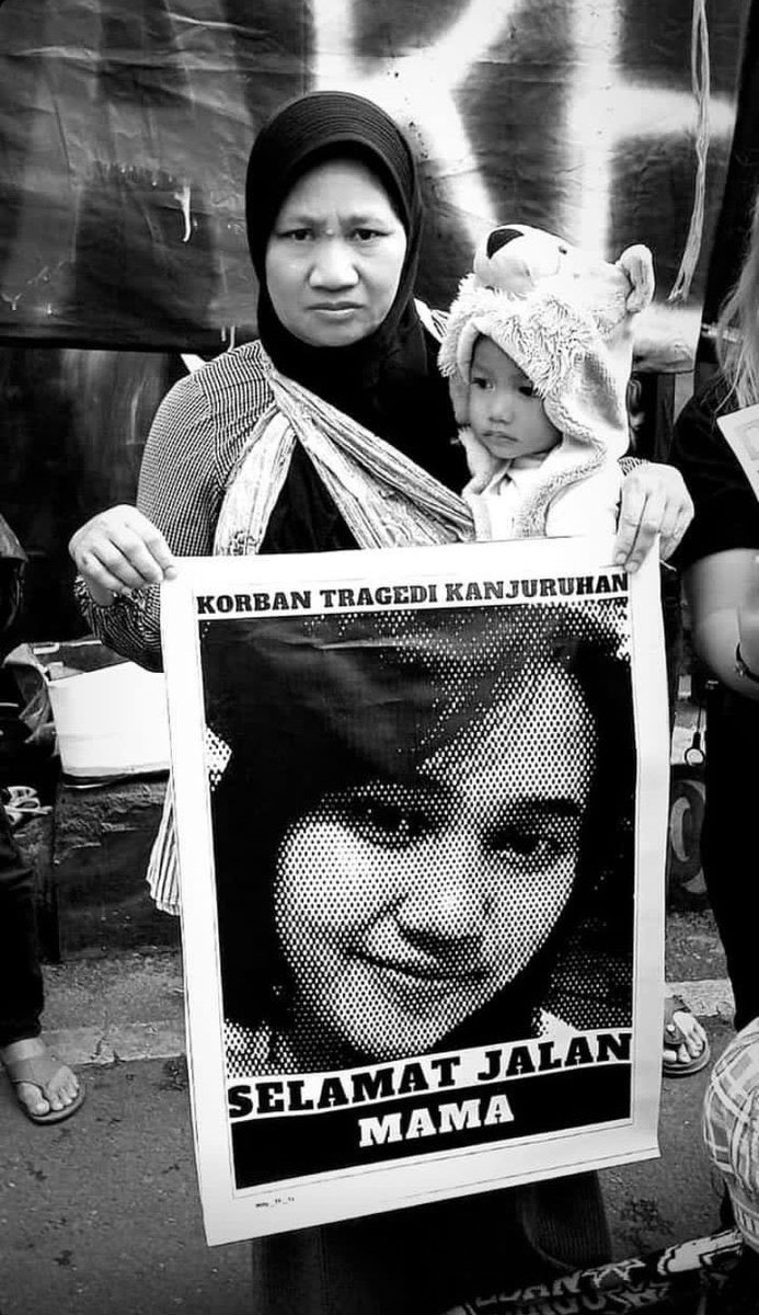 Lo mau nangis liat pemain karena gagal main di piala dunia jalur panpel demi nyerang partai?

Gue dari Oktober udah nangis liat anak ini kehilangan ibunya di tribun Kanjuruhan, dan sampe sekarang keadilan kagak dapet juga.