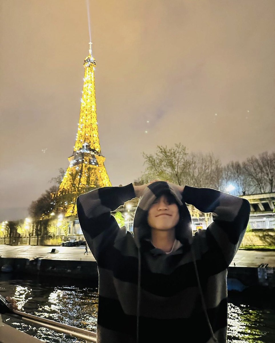 ptgdreamthink's tweet photo. My day and night in Paris🥺

#YEOONE #CHENLE https://t.co/d0YuMj31Tj