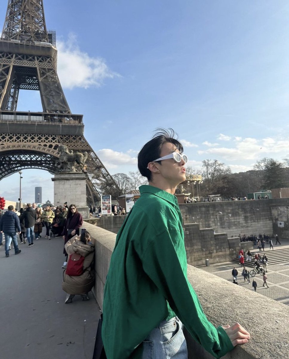 ptgdreamthink's tweet photo. My day and night in Paris🥺

#YEOONE #CHENLE https://t.co/d0YuMj31Tj