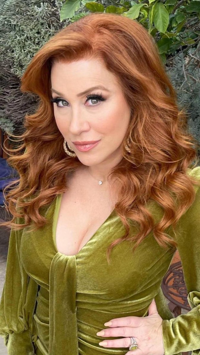 Exciting news! <a href="/LisaAnnWalter/">Lisa Ann Walter</a> is headlining 5 show this week! Thu-Sat April 6-8! Low ticket warning. Get tix while they last. magoobysjokehouse.com/events/66875