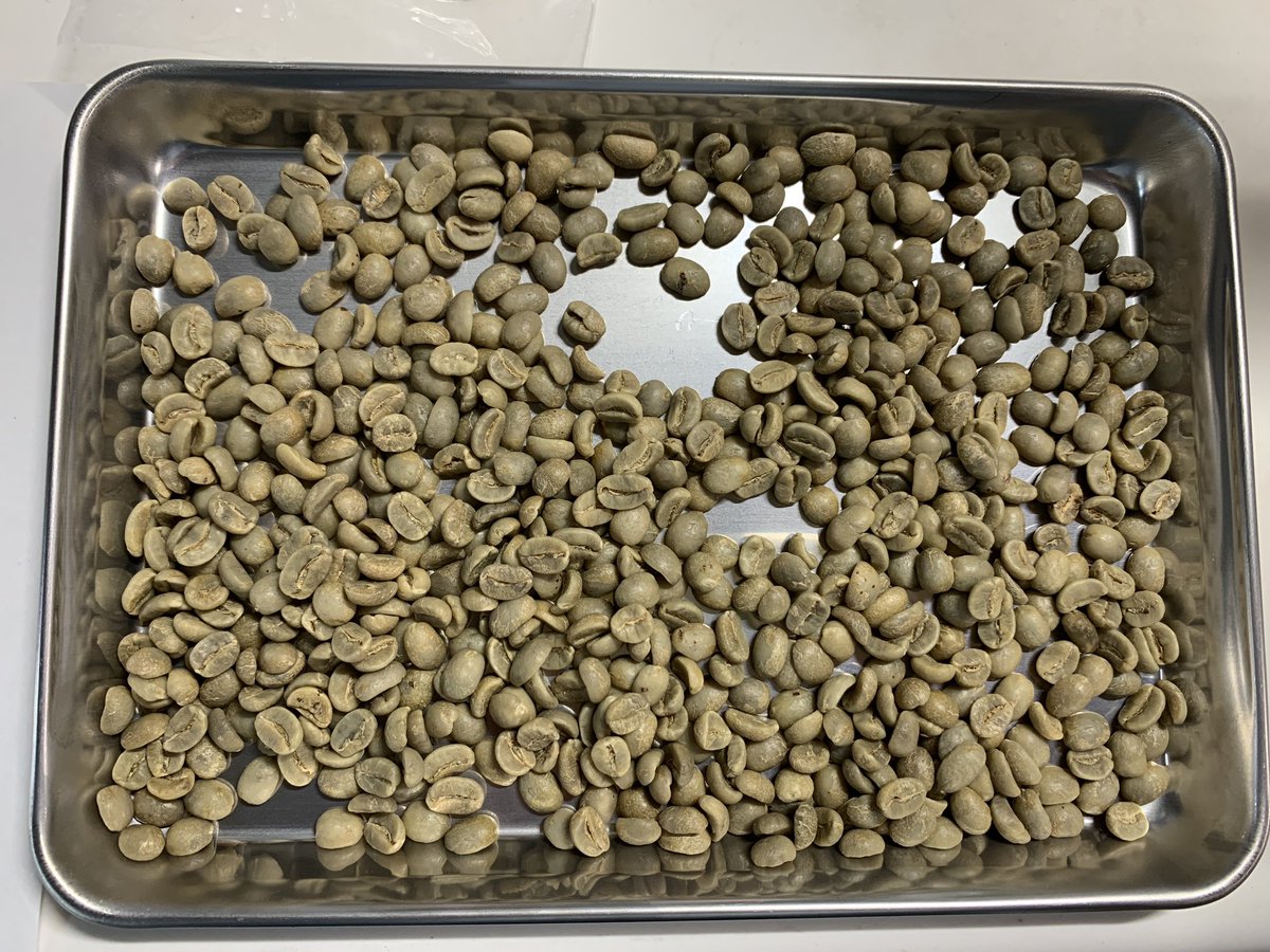 MisakiUeda1's tweet photo. 初めて家で焙煎した☕️
どきどきしたー
ドリップして飲んでみたけど、焙煎してすぐやったからいぶ味がちょっとあったかな🤔
でも自分で焙煎して飲むコーヒーはなんでもおいしいって感じる🫶 https://t.co/zt4NLlkkIG