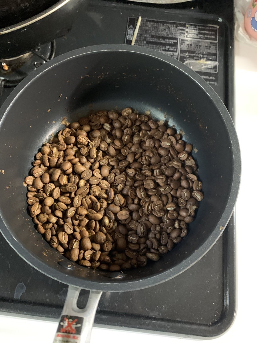 MisakiUeda1's tweet photo. 初めて家で焙煎した☕️
どきどきしたー
ドリップして飲んでみたけど、焙煎してすぐやったからいぶ味がちょっとあったかな🤔
でも自分で焙煎して飲むコーヒーはなんでもおいしいって感じる🫶 https://t.co/zt4NLlkkIG