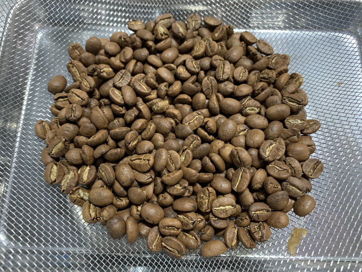 MisakiUeda1's tweet photo. 初めて家で焙煎した☕️
どきどきしたー
ドリップして飲んでみたけど、焙煎してすぐやったからいぶ味がちょっとあったかな🤔
でも自分で焙煎して飲むコーヒーはなんでもおいしいって感じる🫶 https://t.co/zt4NLlkkIG