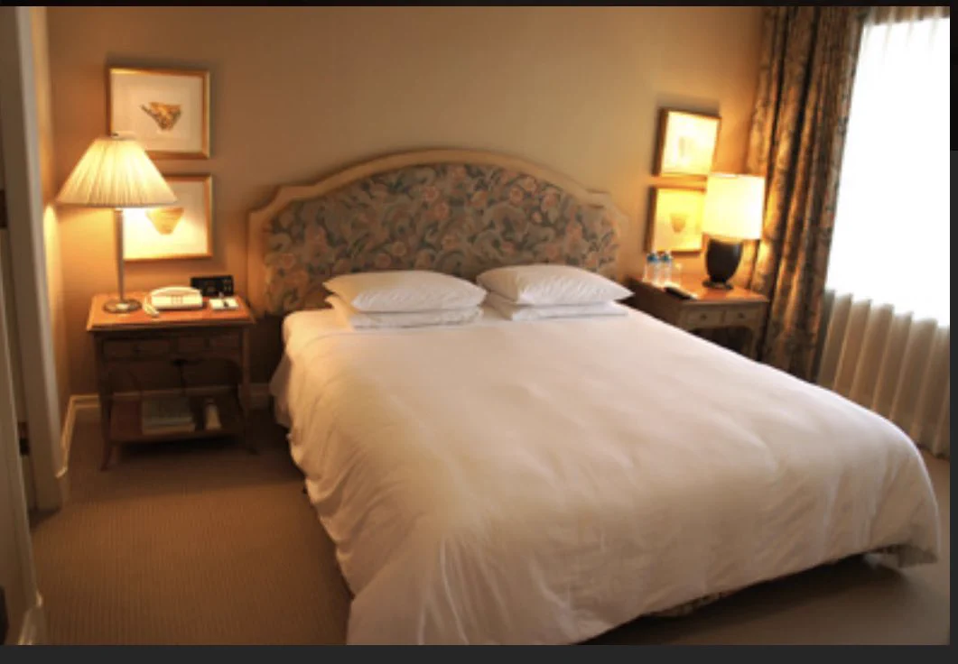 @ibigawa_town ベッドの両サイドに同じテーブルとランプを置いて茶系のカーテンはいかがでしょうか？
お気に入りのホテルの写真です↓ 