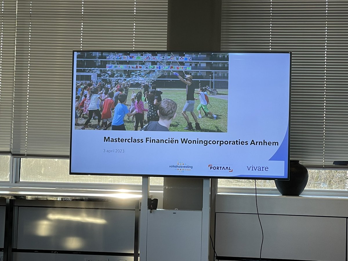 Gisteren een interessante ‘masterclass’ gehad van de Arnhemse woningcorporaties. Al ruim 100 jaar zetten zij zich in voor sociale en betaalbare (!) huizen in onze stad. Goed om eens mee te kijken in het huishoudboekje van de corporaties. 🏡