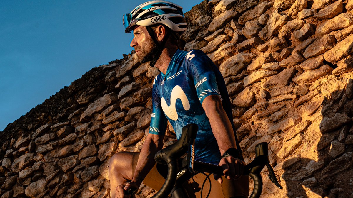 Movistar_Team's tweet photo. Ⓜ️🌪👊 Nace #MovistarTeamGravelSquad, con @alejanvalverde y miembros de nuestros equipos de carretera y esports > https://t.co/BHRv6mfbAO https://t.co/gFoY3dvNkW