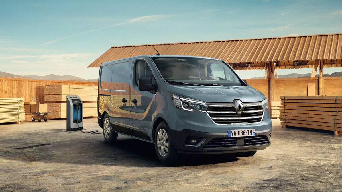 APicton_Glass's tweet photo. With @renault_uk today at their #RVWorkshop in Paris taking a good look at the #TraficETech 52kWh van. 149 mile range (WLTP) 750kg towing capabilities @APicton_Glass @GlassGuide @autovista_group @autovista24 #vans https://t.co/ors2ow3187