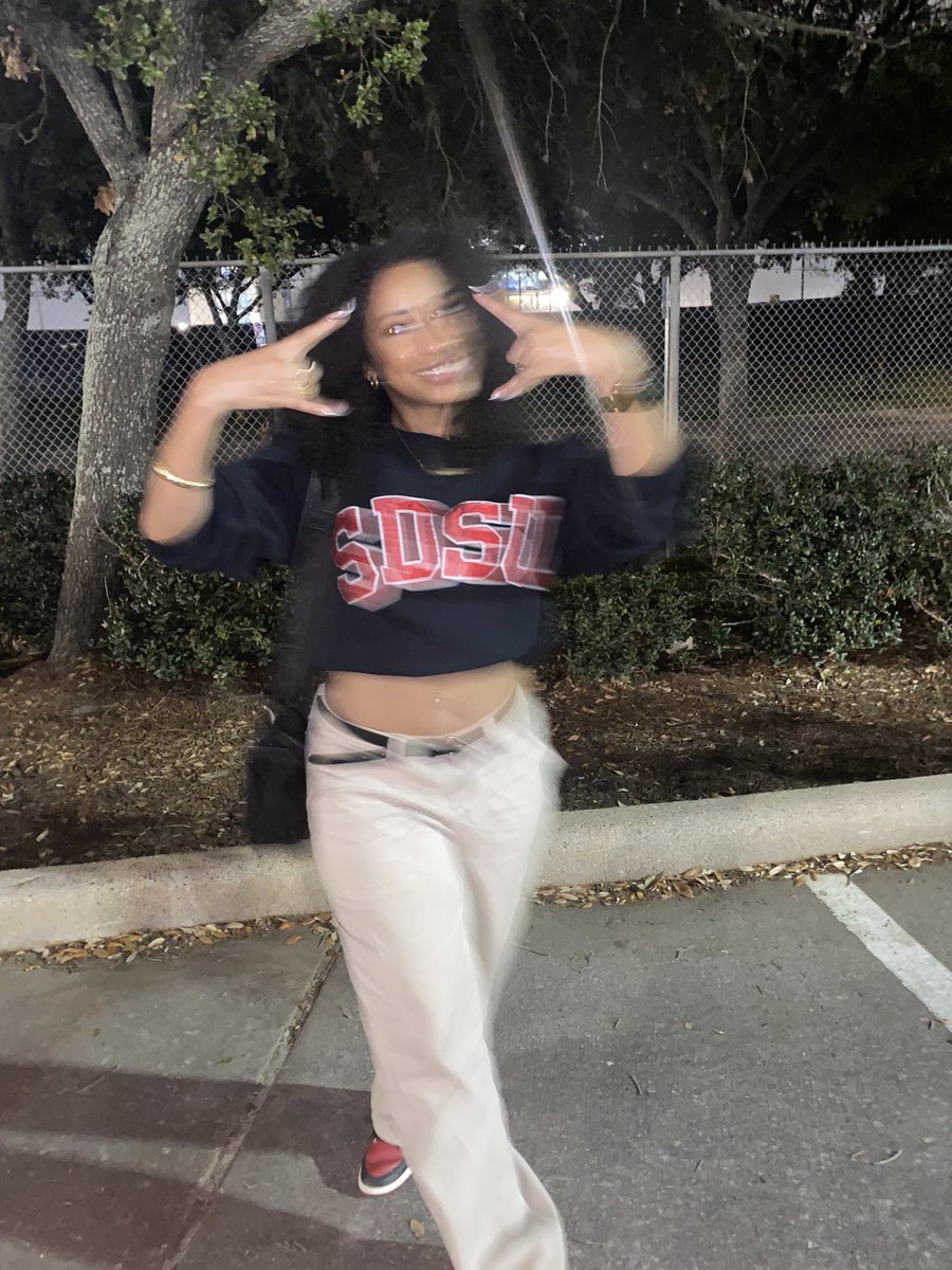 IntlBetty's tweet image. We lost but it was still one of the best experiences. Aztec history was made today. Always and forever ❤️🖤 #SDSUAztecs #SDSUvsUCONN