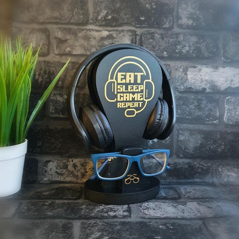 MightieMakers's tweet photo. These handy stands are handmade by Suz’s Crafty Hand and are a great way to keep your glasses safe and scratch-free. They can also be made to incorporate tablets, headphones or game controllers.

Find these in their #ConsciousCrafties shop here https://t.co/gLnr6qN9c9

#SBSWinner https://t.co/jM1TP0pdSP