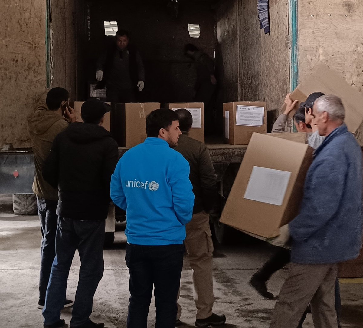 unicef_tjk's tweet photo. @UnicefTajik w/ the support of @USAIDSavesLives provided 450 Family Hygiene &amp; Dignity Kits, through Committee of Emergency Situations &amp; Civil Defense for further dissemination in 400 households Kuhistoni #Maschoh &amp; 50 in #Rasht District affected by recent #earthquakes. https://t.co/fpRNx9AYHN