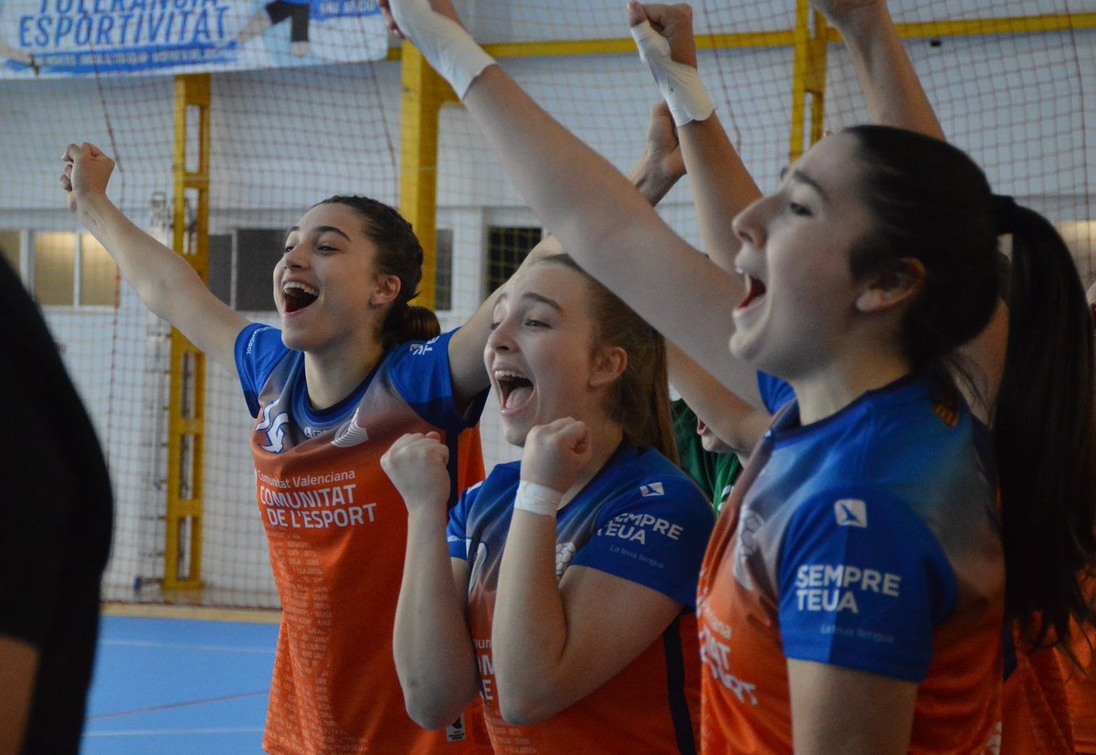 Fbmcv's tweet photo. ¡𝗙𝗲𝗹𝗶𝘇 #𝗗𝗶𝗮𝗱𝗲𝗹𝗘𝘀𝗽𝗼𝗿𝘁! 🥳

Hoy y cualquier día del año, la @comunitatesport es el escenario perfecto para la práctica deportiva 🤾🏼

Comprometidos con los hábitos saludables, la actividad física, la buena alimentación y el descanso 🙌🏼

#️⃣ #ComunitatDelHandbol https://t.co/bKPrNnPOPe