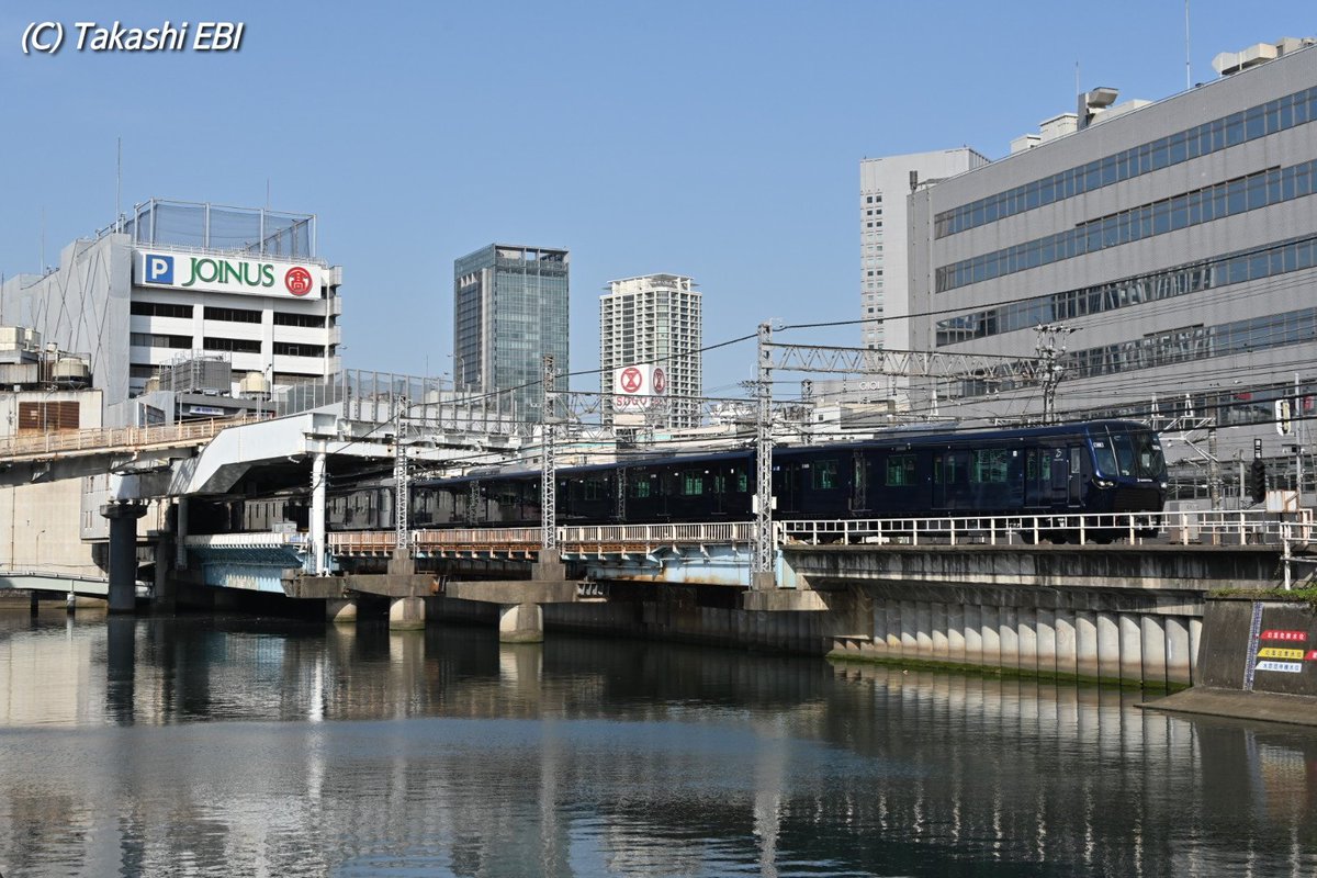 ただ今平沼橋。相鉄線に乗ろうと横浜駅に行ったら出発案内に「試運転」表記があったので歩いて平沼橋へ。何か他社の珍しい車両が来るのかな、とちょっと期待しましたが、至って普通の21000系でした…(-_-;)