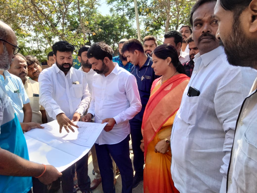 sanjusubbu's tweet photo. #ప్రగతినగర్‌ సాయికృష్ణా కాలనీలో డ్రైనేజీ సమస్య ఉందని తెలిసిన వెంటనే వచ్చి పరిశీలించిన @RajuShambipur గారికి ధన్యవాదాలు. వెంటనే పరిష్కరించాలని అధికారులను ఆదేశించినందుకు ఆయనకు కృతజ్ఞతలు. 2వ డివిజన్‌ కార్పొరేటర్‌  @DiwakarChitla @KTRBRS @MC_Nizampet @NEELAGOPALREDDY గారికి ధన్యవాదాల https://t.co/UrWf3Lt4Br