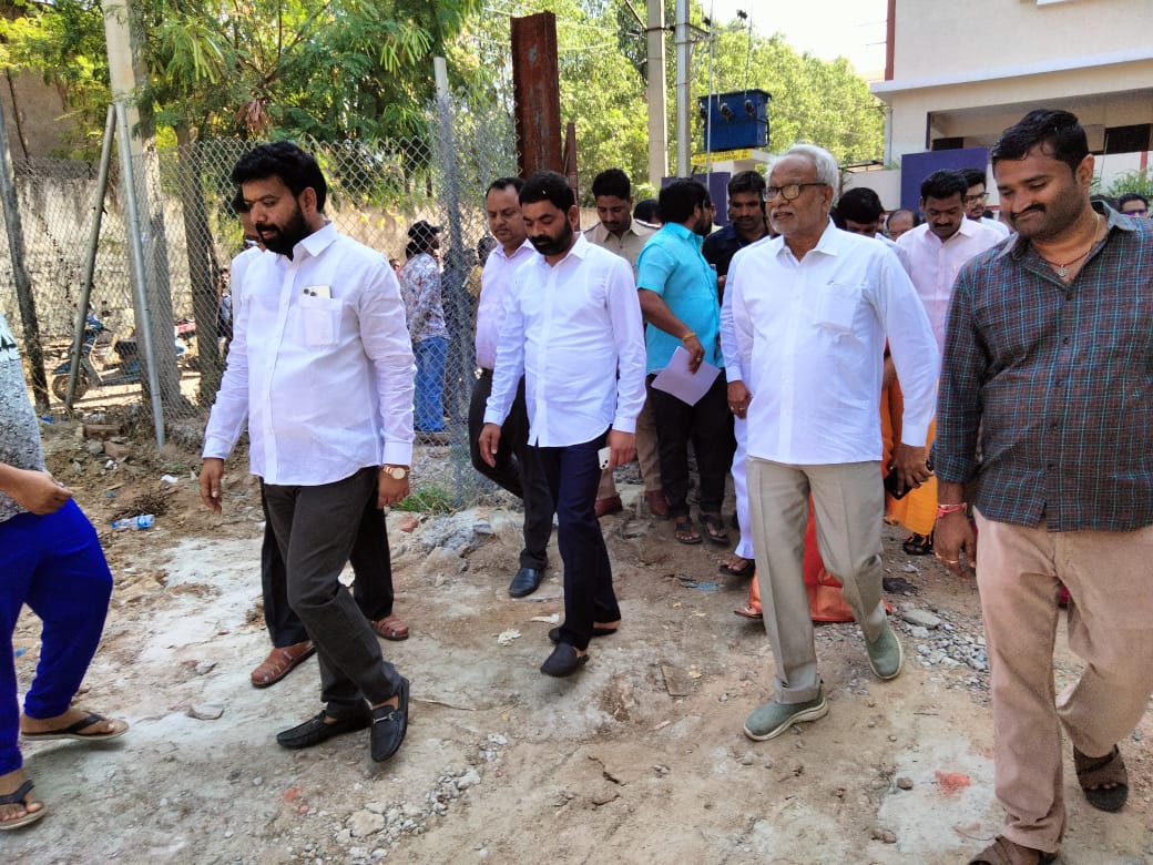 sanjusubbu's tweet photo. #ప్రగతినగర్‌ సాయికృష్ణా కాలనీలో డ్రైనేజీ సమస్య ఉందని తెలిసిన వెంటనే వచ్చి పరిశీలించిన @RajuShambipur గారికి ధన్యవాదాలు. వెంటనే పరిష్కరించాలని అధికారులను ఆదేశించినందుకు ఆయనకు కృతజ్ఞతలు. 2వ డివిజన్‌ కార్పొరేటర్‌  @DiwakarChitla @KTRBRS @MC_Nizampet @NEELAGOPALREDDY గారికి ధన్యవాదాల https://t.co/UrWf3Lt4Br