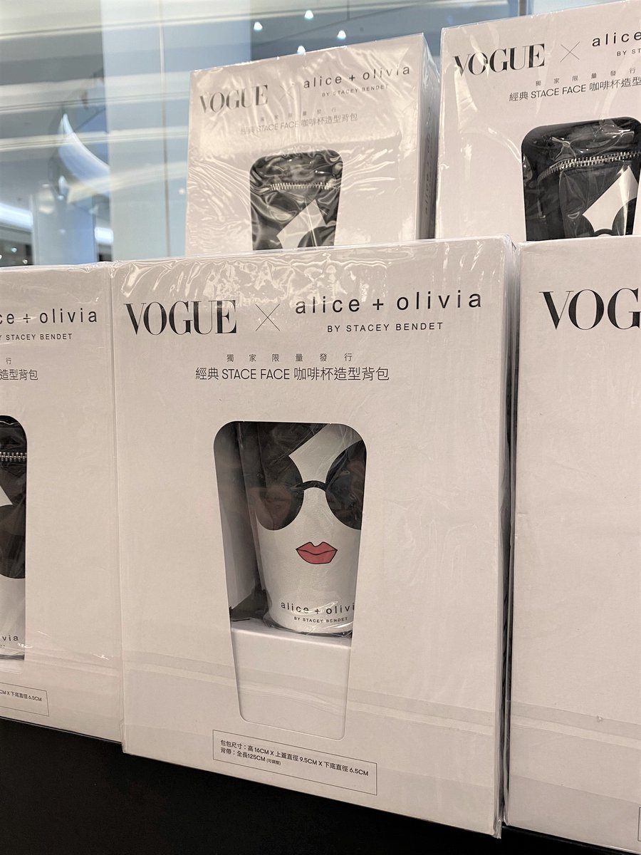 Kinocbth's tweet photo. กระเป๋าทรงแก้ว แบบตัวแม่ ตัวปัง
Vogue Taiwan X alice+olivia經典STACE FACE咖啡背造型杯包 ราคา 1,982 บาท
*เฉพาะสาขาสยามพารากอนค่ะ
#aliceolivia #staceface https://t.co/OIFg4L7Oc8