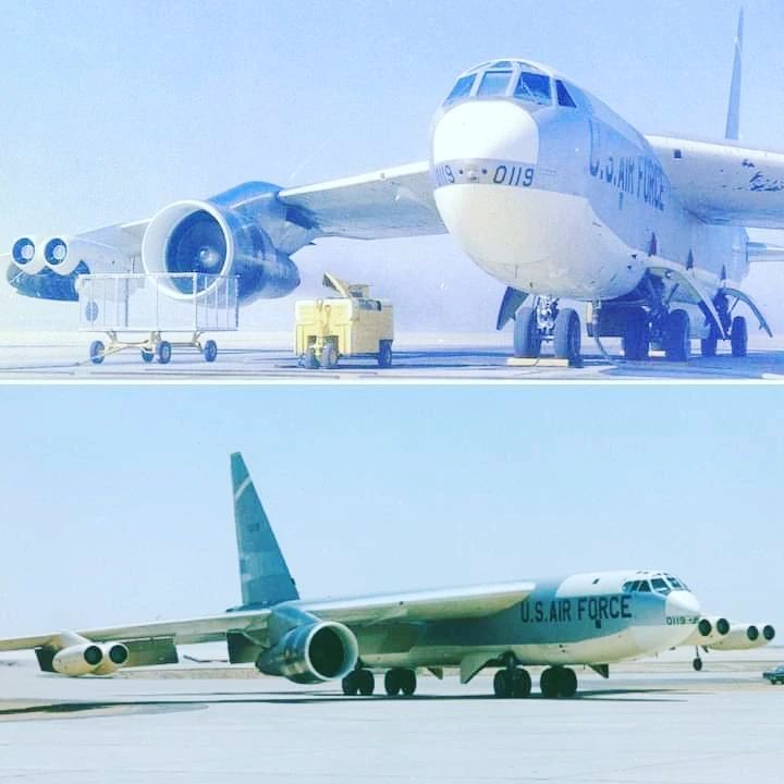 OnAviation's tweet photo. #ForoHistórica de mediados de los años 60 de un #B52 llevando en su ala un prototipo del motor #TF39, el primer turbofan de alta derivación diseñado originalmente para el #C5 #Galaxy. De este motor derivó el #CF6 de #GeneralElectric que más tarde impulsaría al #B747, #A300, #B767, #DC10, etc.
