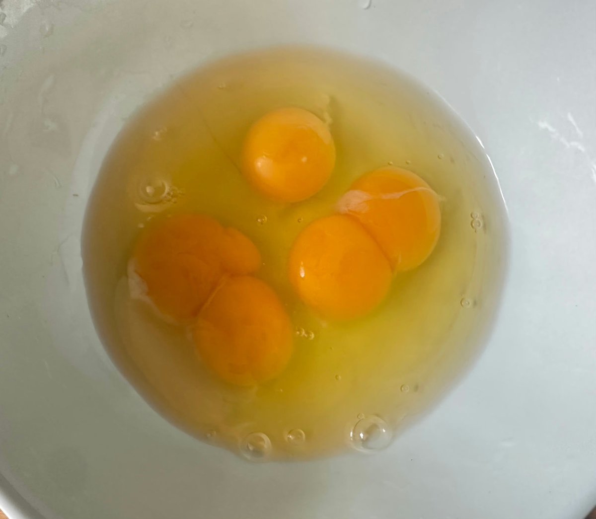 11xr1se's tweet photo. 230404 xiazhiguang🤍

“cracked 3 eggs and there is 5 egg yolk, wish everyone good things come in pairs” https://t.co/SYTNw1xn7u