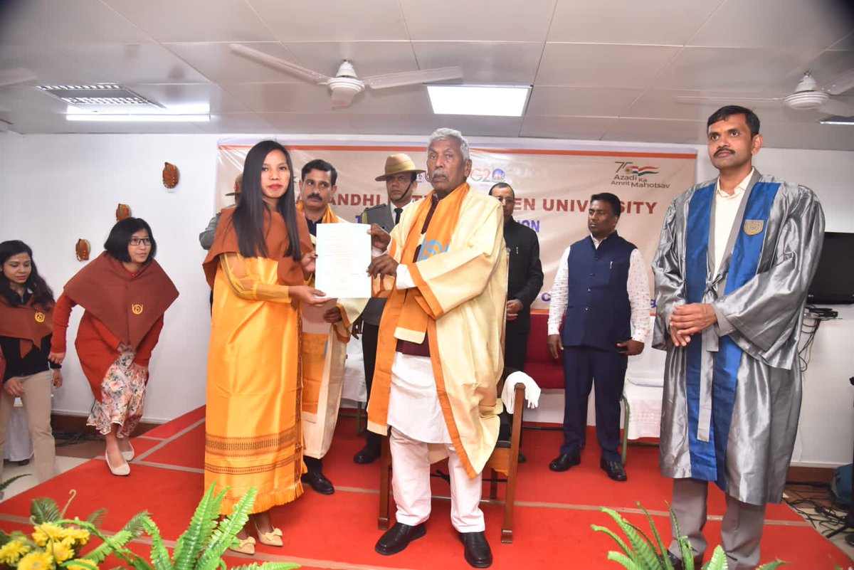 MeghalayaGov's tweet photo. Hon’ble Governor of Meghalaya, Shri. Phagu Chauhan Ji yesterday attended the #36thConvocation of IGNOU held at IGNOU Regional Center Shillong, NEHU Campus @DiprMeghalaya @OfficialIGNOU (https://t.co/P5WYxaC9xl) https://t.co/Zd7HPmCmRS