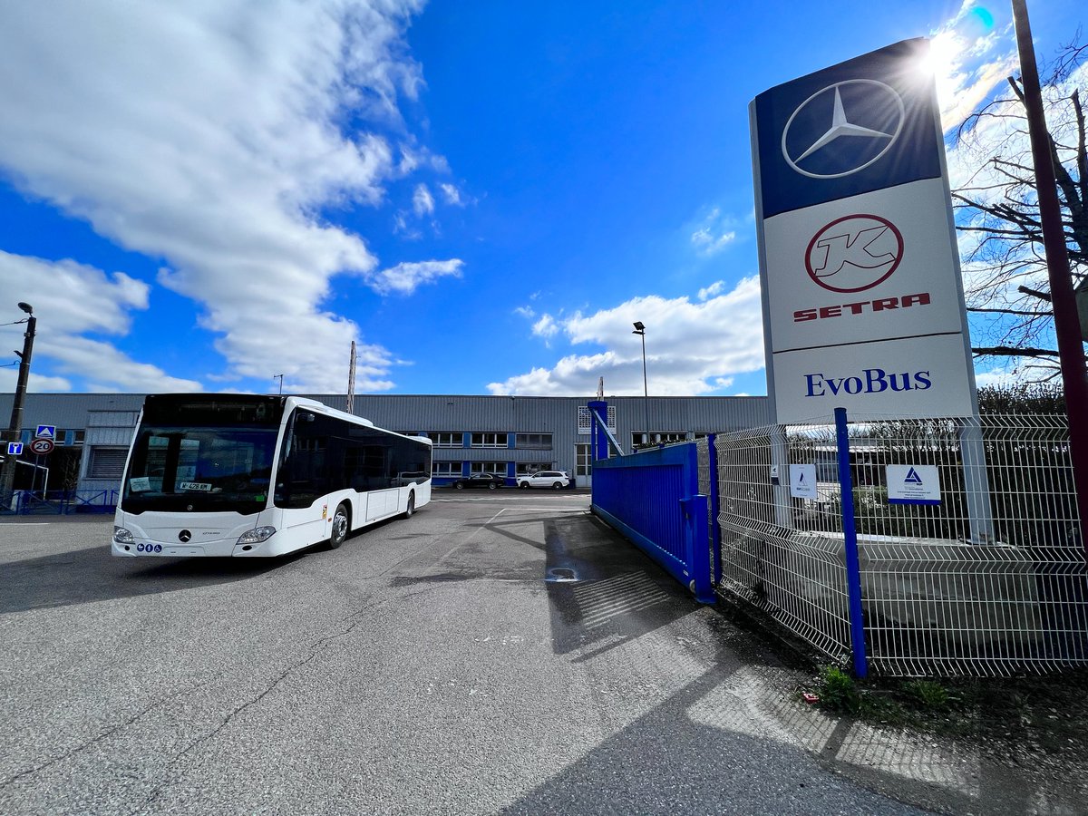 barleduc55000's tweet photo. Hier Martine Joly a participé à la journée de l’électrification d'Evobus. L'entreprise Mercedes-Evobus va bénéficier de 50 millions d’euros d’investissements avec à la clé : 250 emplois supplémentaires et des bus sans émission de CO2 à partir de 2030. 
#evobus #attractivité https://t.co/mCUdRkrrFw