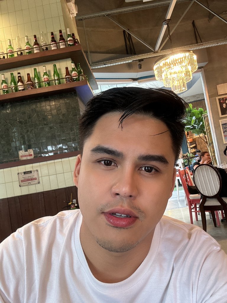 witcheriloguy's tweet photo. Chubby cheeks ako dito ah. Work mode po tayo ulet before vacation. https://t.co/9e8fYtwIxE