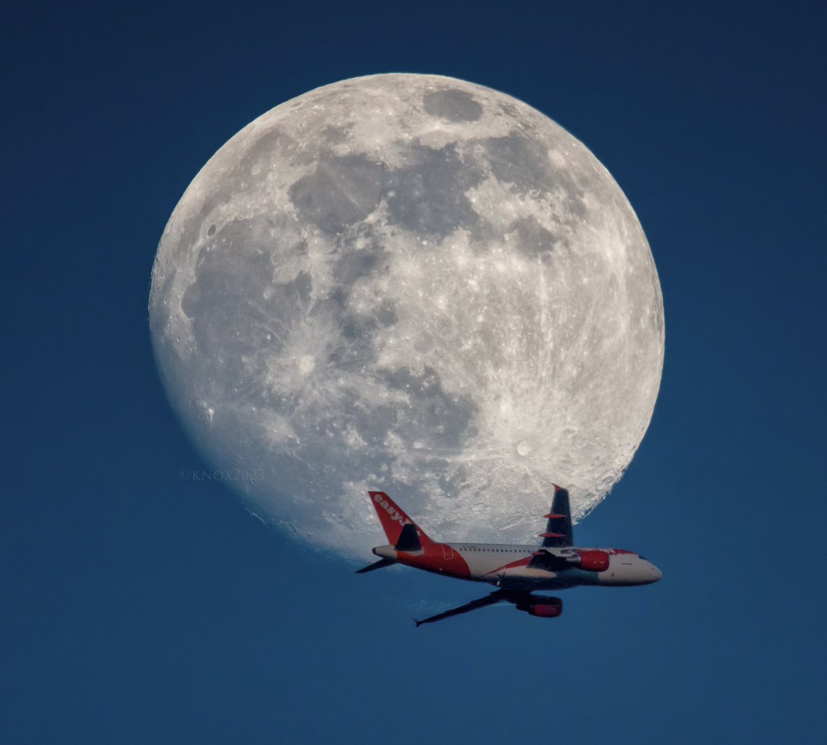 Another slightly lucky but very beautiful sight from yesterday evening: @easyJet EZ2023 climbing out of @manairport heading to PMI. Taken from garden, Canon70D #avgeek #travel #aviation #moon