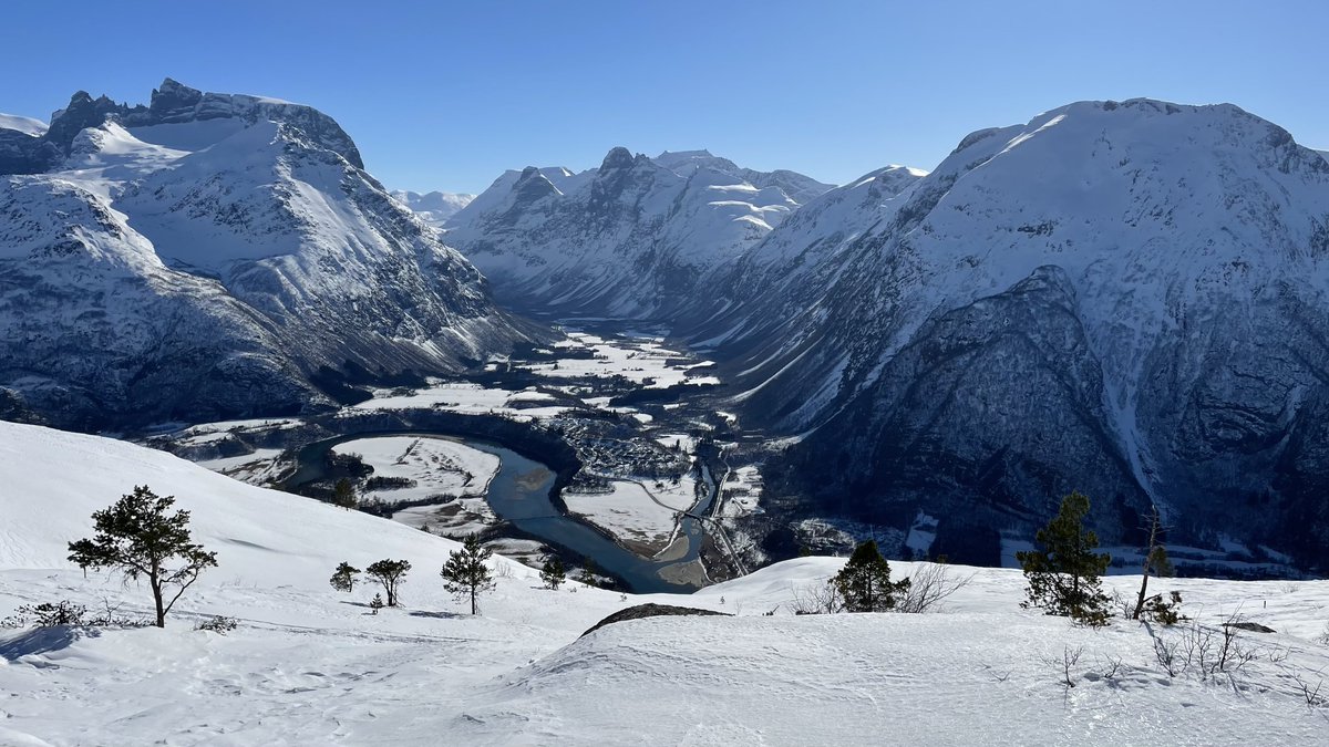 batidivulga's tweet photo. Not only glacial landforms but also various other kinds of geomorphologies! This is ร
ndalsnes (#Norway).
#Geomorphology #Geology #Glaciers #Mountains #Valleys #Fjords #Rivers #Meanders #Delta https://t.co/iudmPmkHNY