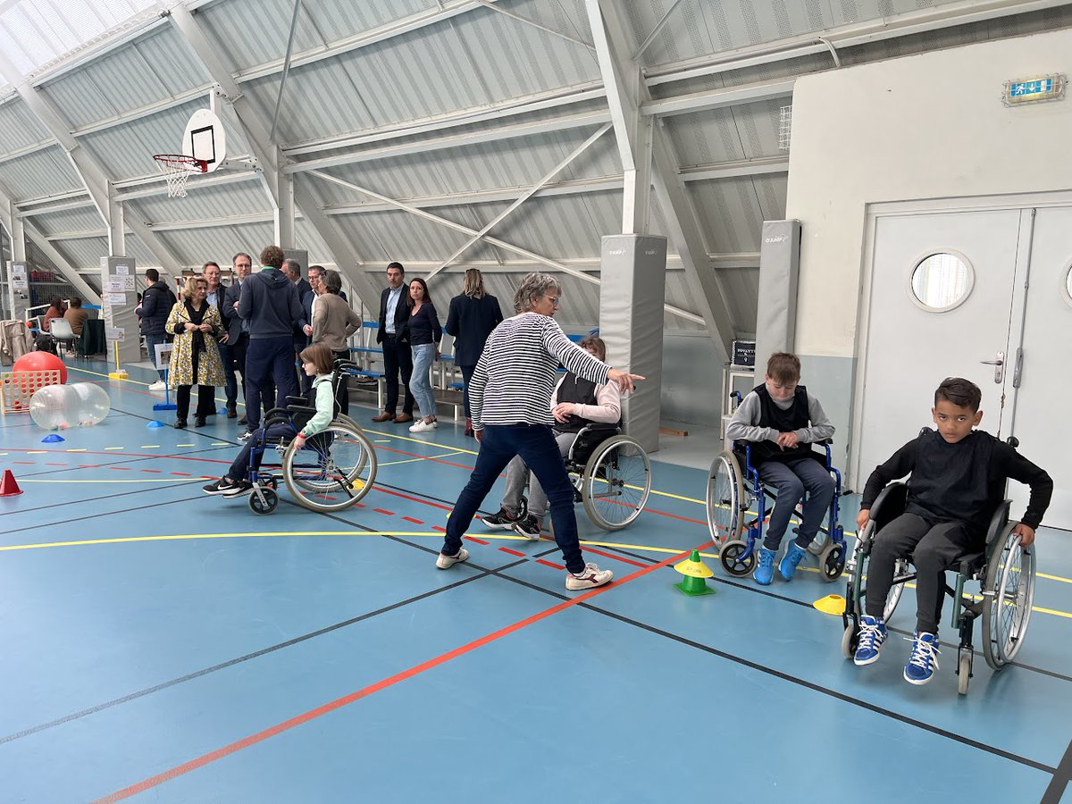 dsden50's tweet photo. #semaineOlympiqueEtParalympique : déplacement de monsieur l'inspecteur d'académie à la cité des sports de Granville : ateliers d'EPS autour de l'inclusion pour les élèves des écoles de #Granville et de l'IME
@ac_normandie https://t.co/1dVqZhLWJB