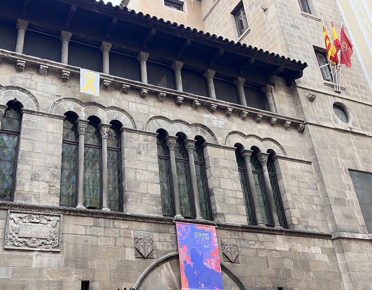 Buenos días <a href="/paerialleida/">Ajuntament de Lleida</a>, si no retiráis de inmediato el lazo y las pancartas políticas, vamos a empezar a subir las escaleras del Canyeret.

Exigimos neutralidad en las instituciones públicas.