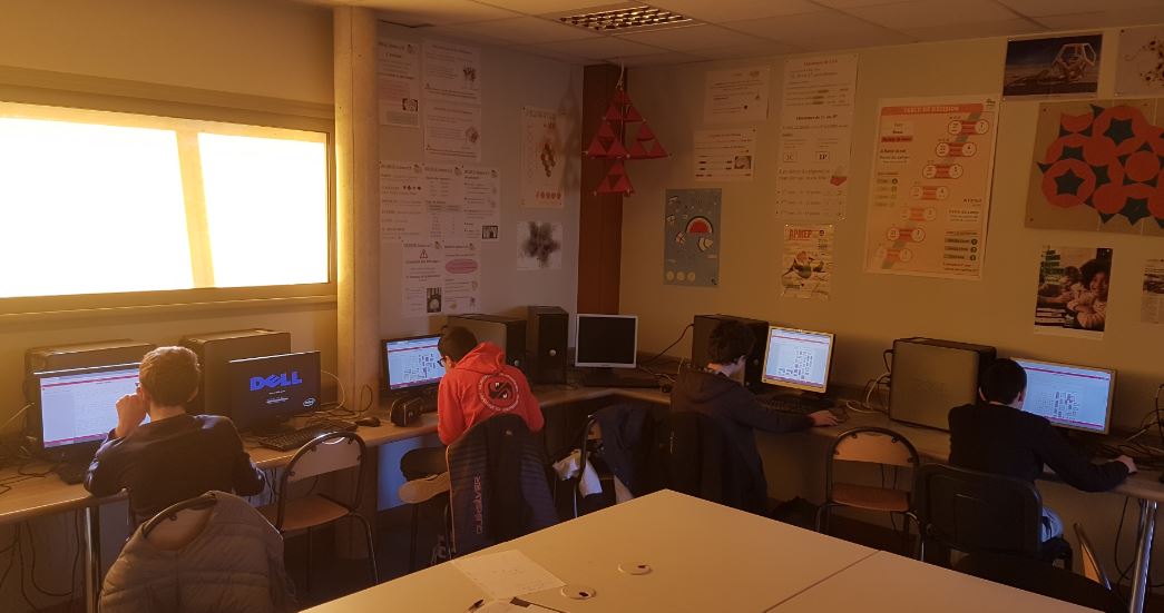JulienPavageau's tweet photo. C'est parti pour le 3ème tour du @ConcoursAlKindi au https://t.co/uqCLqX0UT0 . L'équipe "Les coqs énigmatiques" en pleine effervescence : https://t.co/RU0kvLUjpJ