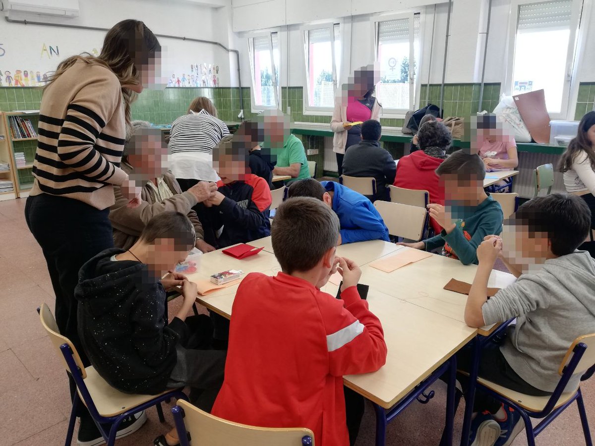 ceipvbi's tweet photo. 👵🏻 ENCONTRES INTERGENERACIONAL / ENCUENTROS INTERGENERACIONALES 👵🏻

Segona jornada d'encontres generacionals amb una gran acceptació.
———————————————
Segunda jornada de encuentros generacionales con una gran aceptación. https://t.co/gvbcJOf2RK