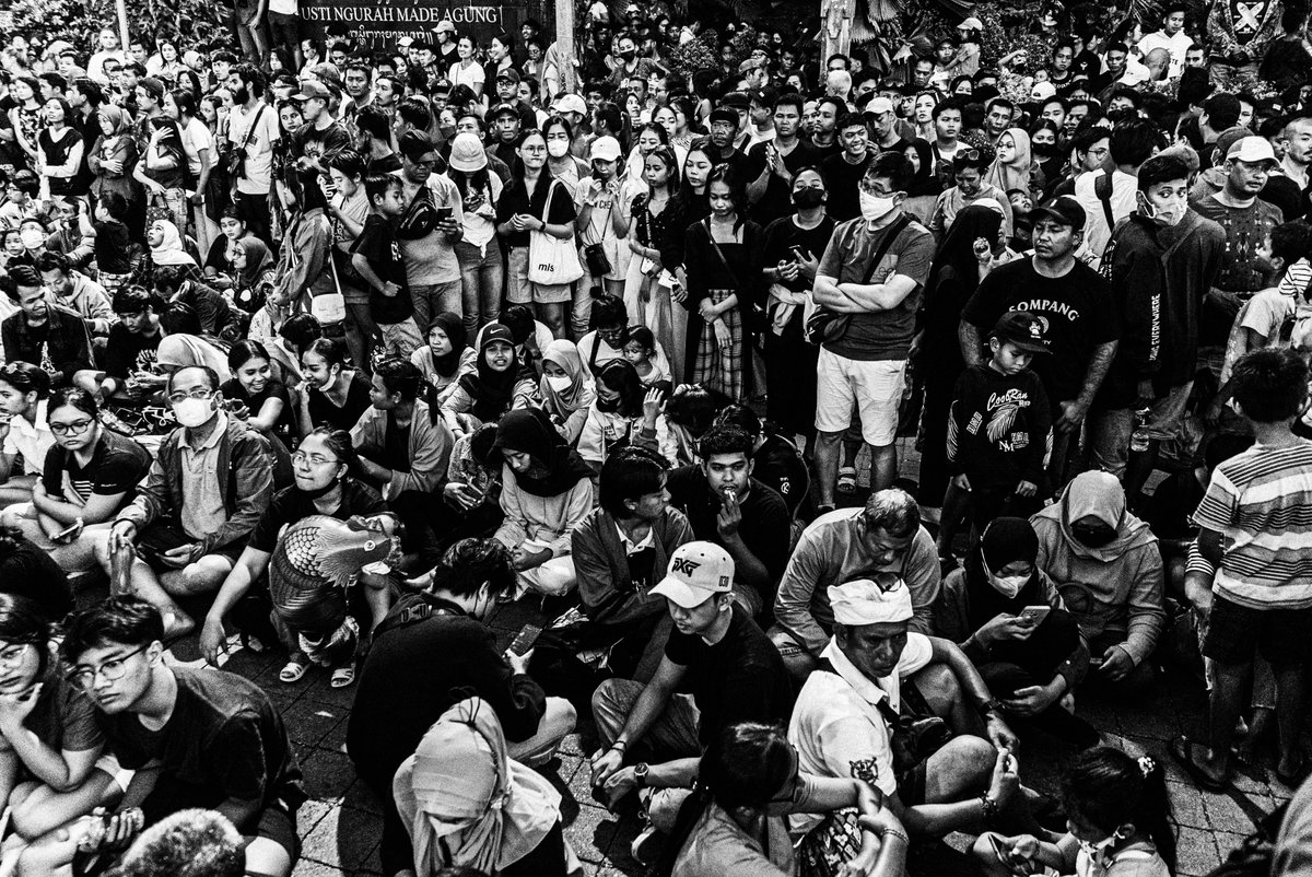 Tibalism's tweet photo. So many faces - This is one of those photos that the eyes can't stop looking around. https://t.co/fmJZgOwLBQ