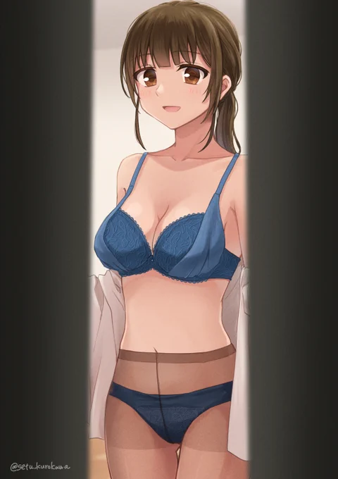 着替え中の女子社員 