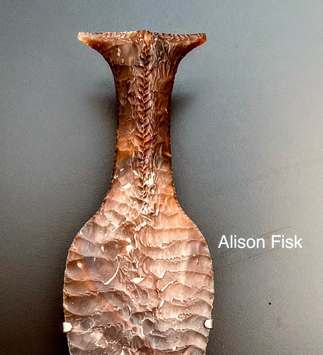 Trevorttg's tweet photo. @AlisonFisk #FlintTools #PrehistoricArt
First time (I think🤔) i've seen deliberate decoration on a #Neolithic flint
- Down centre of handle a line has been left (from earlier knapping before handle shaping) as a decoration, then final decorative chippings across top & down edges of handle https://t.co/vhKUsAqhZ7