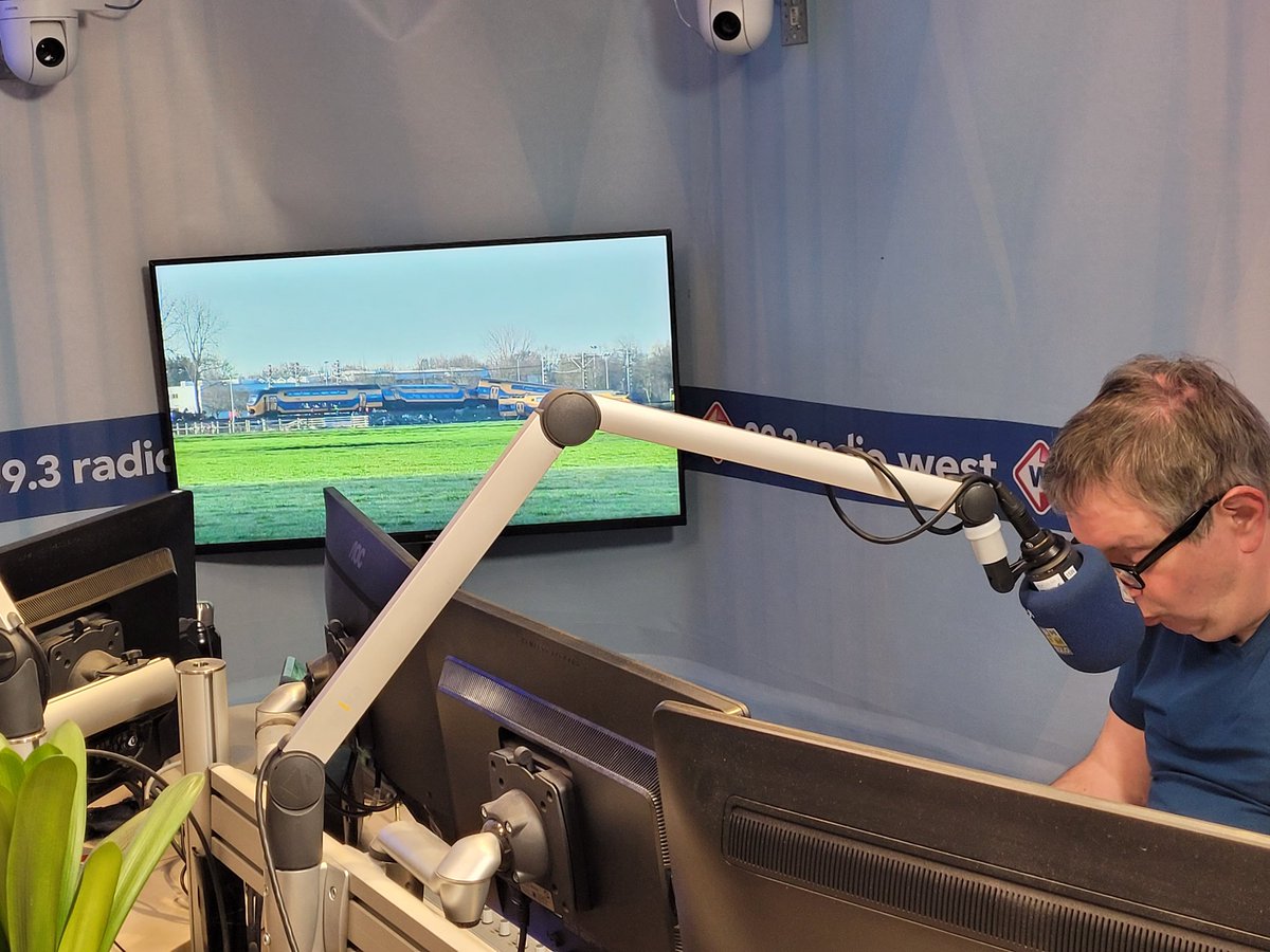 Henkruijl's tweet photo. @omroepwest draait op volle toeren na dramatisch treinongeluk. Radio, online en televisie praten je bij. Tips, opmerkingen laat weten. #treinongeluk #trein @NOS met o.a. @TjeerdSpoor @JorindaTeeuwen @Lieuwevs @IvarLingen @hooijermartijn https://t.co/eguk6Oz3XT