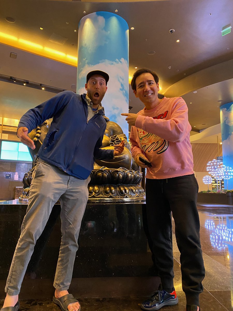 ElliottPolakoff's tweet photo. Great getting to see former @WFSBnews coworker @mgmcampbell in Vegas and glad he’s able to spend more time with family on the 🏝. Of course we both had to root for the Huskies! #bleedblue 💵 https://t.co/QHu53ptF4e