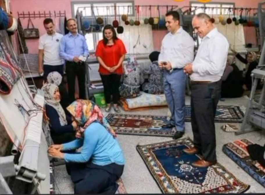 Aktroller iyi bakın, Akp'li Kayseri-Yahyalı Belediye Başkanı ESAT ÖZTÜRK seccadeye basarken neden tepkinizi koymadınız. Yoksa sizden olduğu için gizlimi kalsın istediniz.