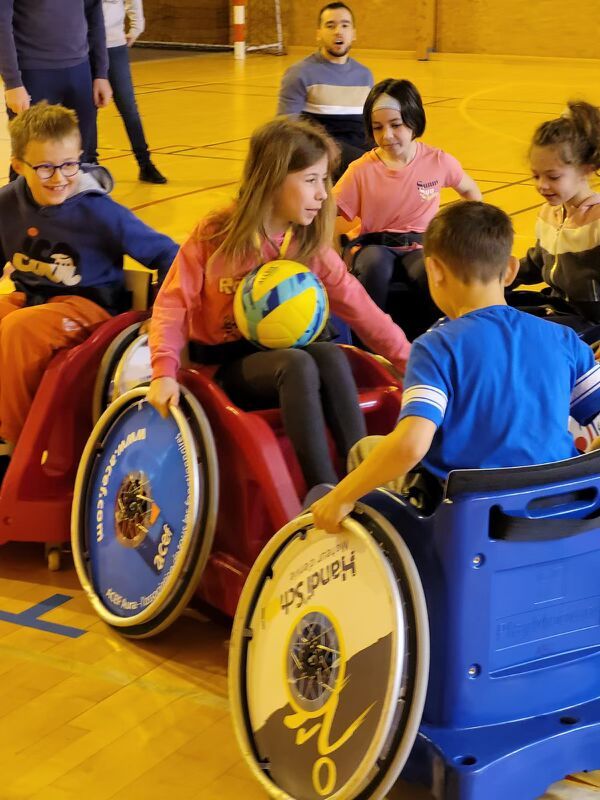 usepnationale's tweet photo. #SOP2023: hier et aujourd’hui, 240 enfants de l’@usep63 @Departement63 participent à #Randan à des ateliers de sensibilisation au #handicap. Un type de rencontre que la remise de fauteuils @PlayMoovin va permettre de développer. @Paris2024 @handischool
▶️https://t.co/IixeBI5XCt https://t.co/O3B2OWH68F
